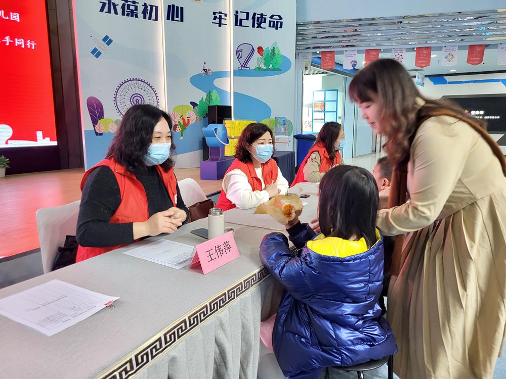 幸福家園 攜手同行——記新馨花園幼兒園黨支部教育益家黨員服務長廊公益咨詢活動